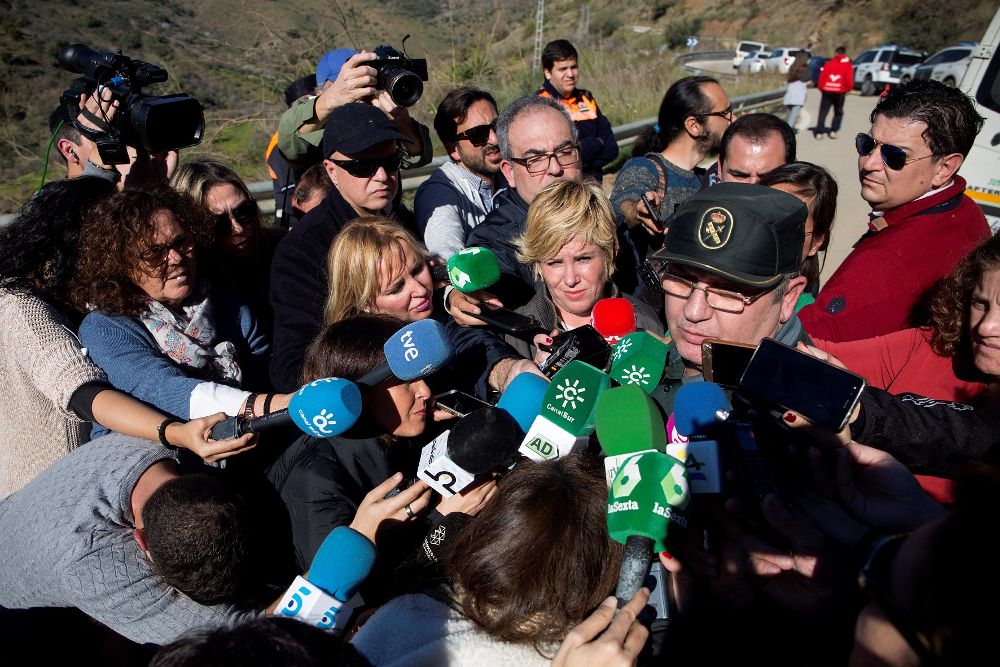 El portavoz de la Guardia Civil, Bernardo Moltól, en declaraciones a los periodistas en la localidad malagueña de Totalán, donde siguen las tareas de rescate del niño de 2 años.