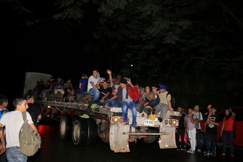 Grupos de ciudadanos hondureños que emigran a los Estados Unidos salen en caravana hoy, de la ciudad de San Pedro Sula (Honduras). 