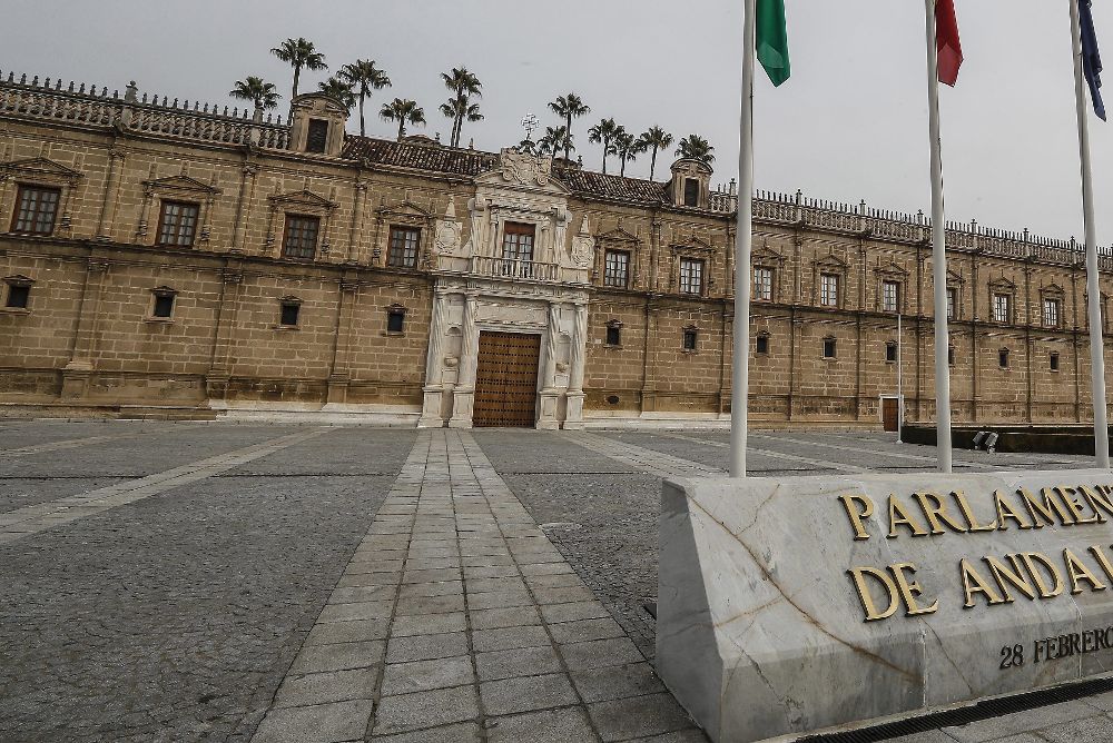 Vista de la fachada del Parlamento de Andalucía en Sevilla que acoge hoy el debate de investidura del líder del PP-A, Juanma Moreno.