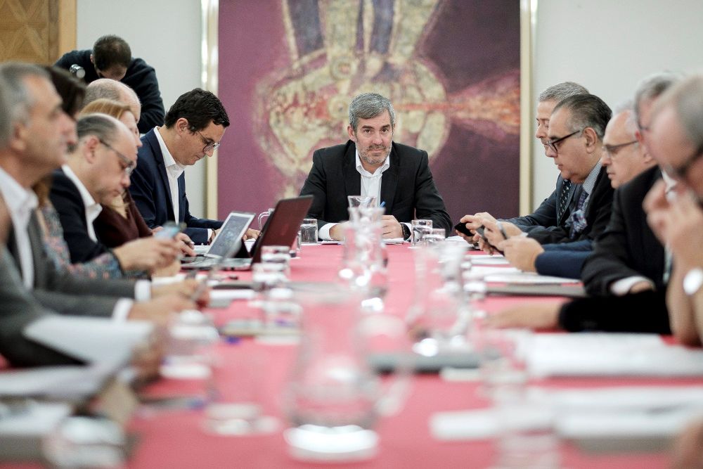 El presidente de Canarias, Fernando Clavijo, se reunió con su Consejo Asesor, donde analizó con los sindicatos y patronales de las Islas los presupuestos generales del Estado. 