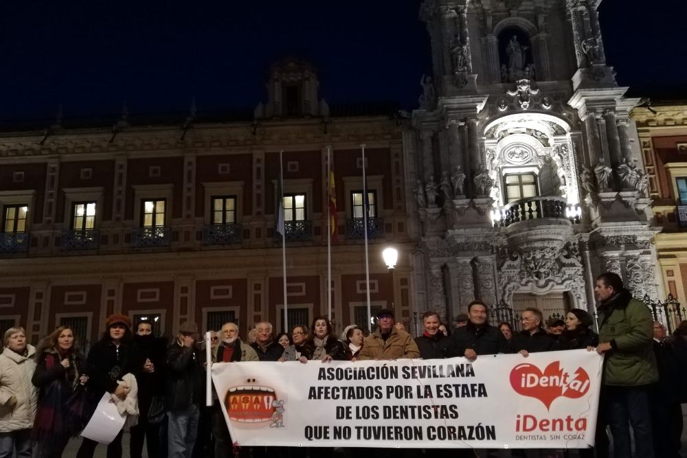 Cientos de personas se manifestaron el sábado pasado en Sevilla y Córdoba, convocadas por los afectados por el cierre de las clínicas de iDental.