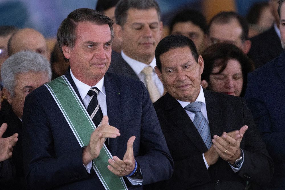 El presidente de Brasil, Jair Bolsonaro (i), y su vicepresidente, general Hamilton Mourao (d), asisten a la ceremonia de cambio de mando del Ejército.