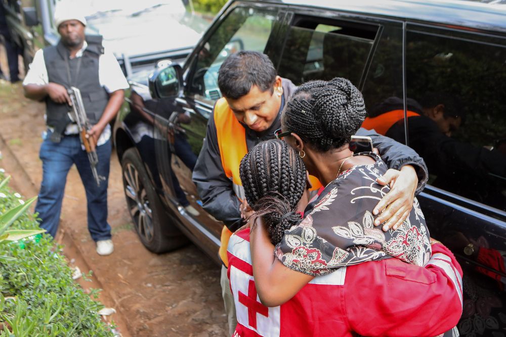 Una mujer abraza a una trabajadora de Cruz Roja al conocer que su familiar ha sobrevivido al ataque.