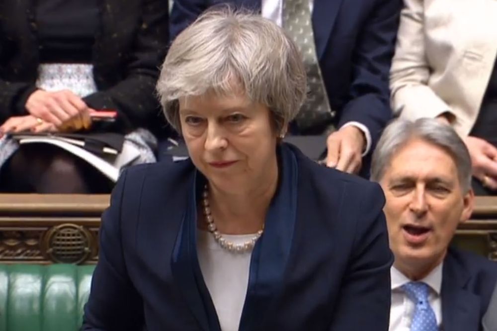 La primera ministra británica, Theresa May, interviniendo en la histórica sesión de ayer en el Parlamento.