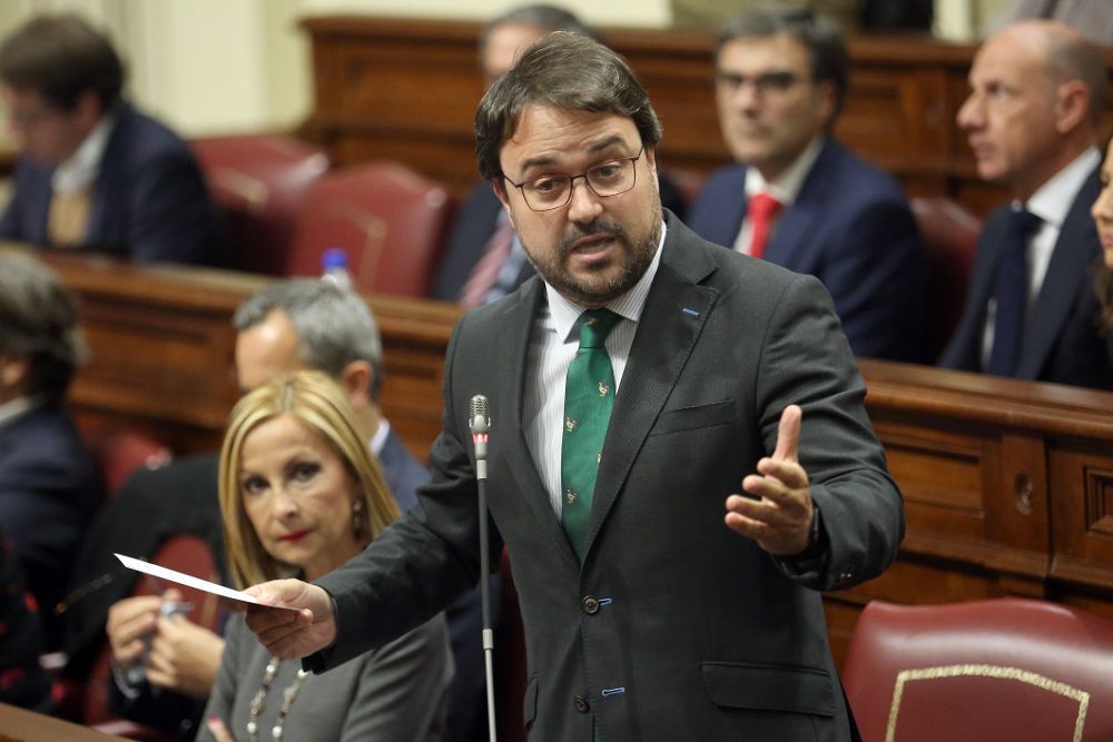 El presidente del grupo Popular, Asier Antona, durante una de sus intervenciones ante el pleno del Parlamento de Canarias. 