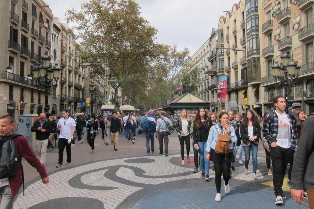 Turistas en la Rambla de Barcelona.