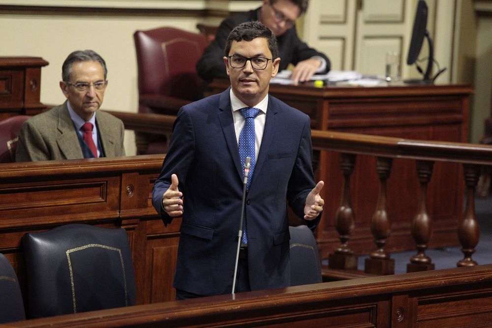 Pablo Rodríguez, consejero de Obras Públicas, recibió ayer duras críticas de Asier Antona (PP).
