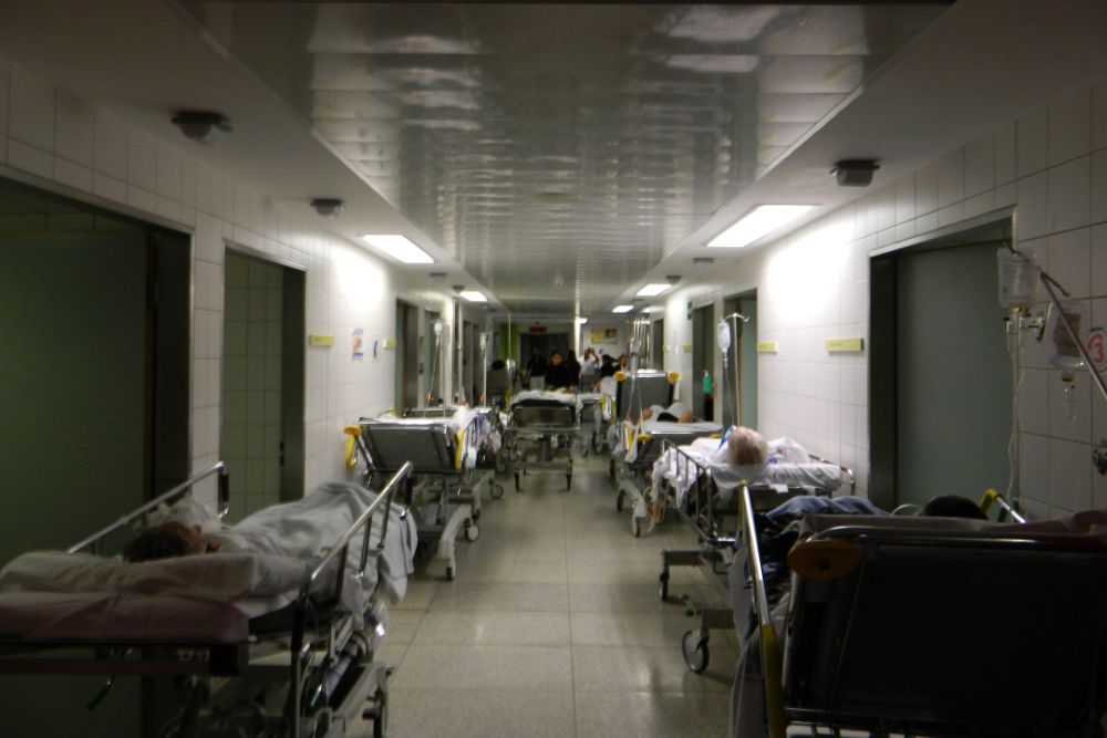 Urgencias vuelve a mostrar, como en esta imagen de archivo, camas y sillas en los pasillos.