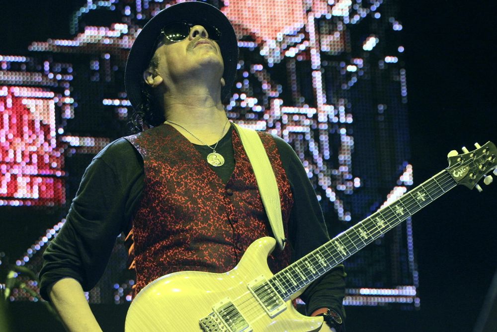 Carlos Santana durante una actuación en directo en 2011.