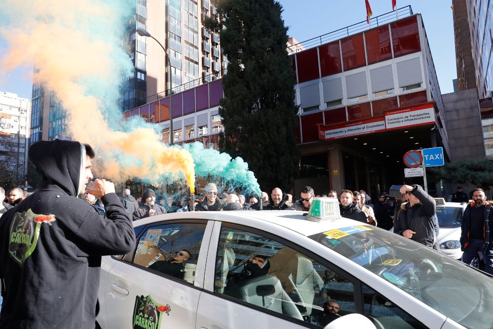 Varios taxistas se concentran en Madrid tirando bombas de humo para pedir que se regulen los VTCs (vehículos de alquiler con conductor). 