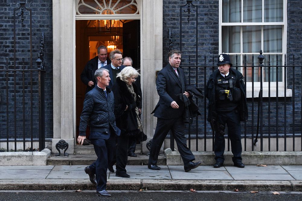 Graham Brady (c), presidente del Comité 1922, que reúne a los diputados conservadores, sale del número 10 de Downing Street tras reunirse con la primera ministra británica, Theresa May, este jueves, en Londres, en un intento de conseguir un acuerdo alternativo del "brexit" que cuente con el apoyo del Parlamento.