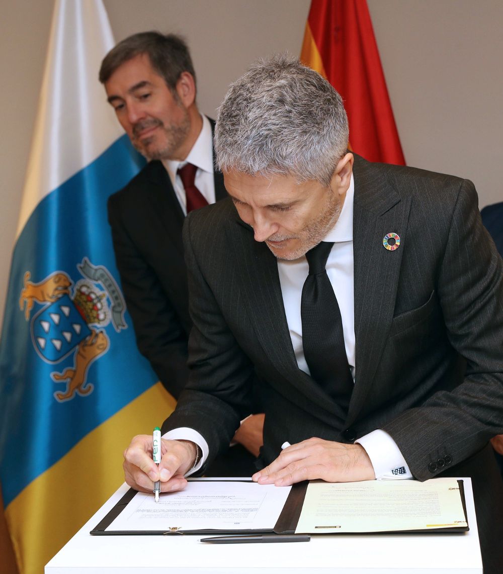 Grande-Marlaska firmando, hoy, un acuerdo con el Gobierno de Canarias.