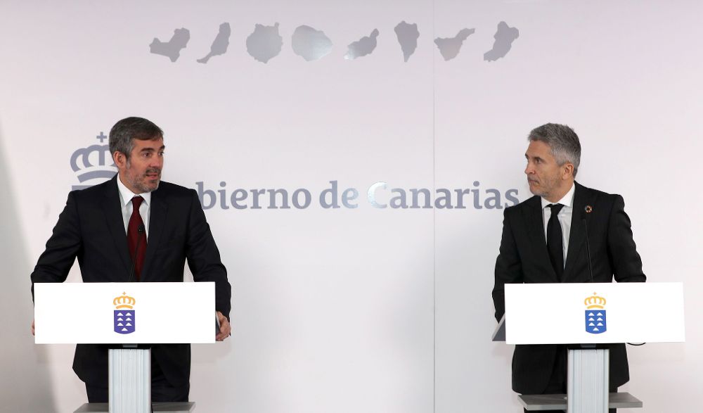 El presidente del Gobierno de Canarias, Fernando Clavijo (i), y el ministro de Interior, Fernando Grande-Marlaska, comparecieron hoy en rueda de prensa.