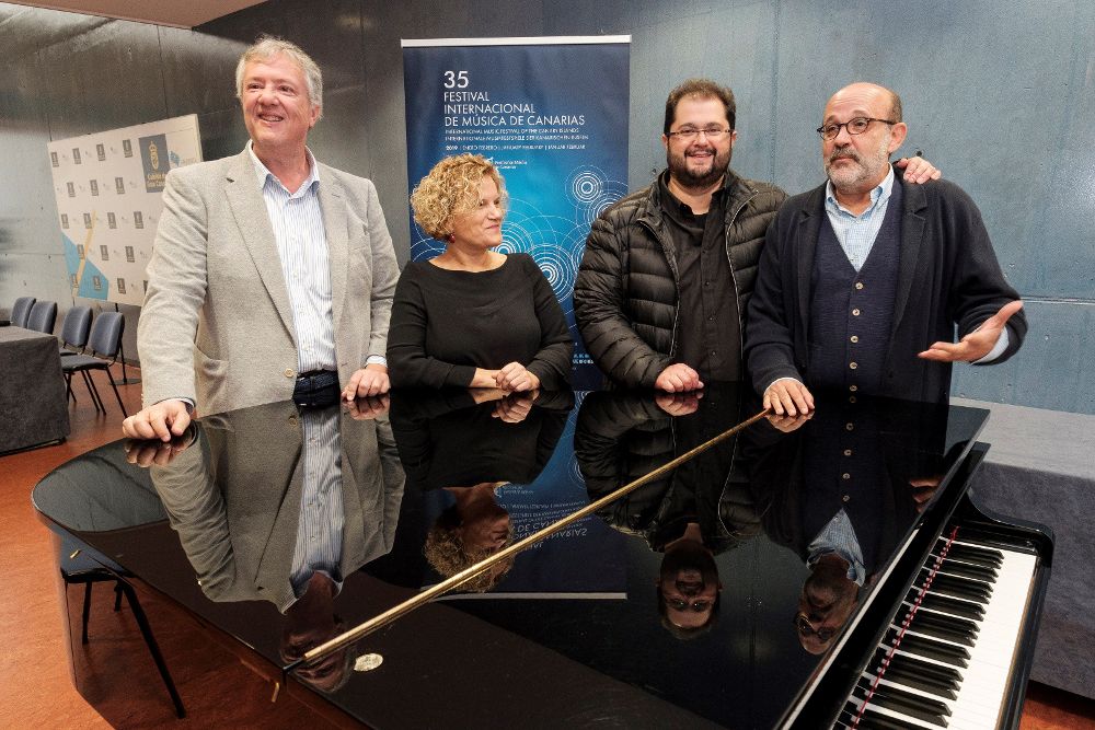 El director del Festival de Música de Canarias, Jorge Perdigón (d), acompañado del tenor Celso Arbelo (2º d), presentó hoy la versión del "Réquiem" de Verd.