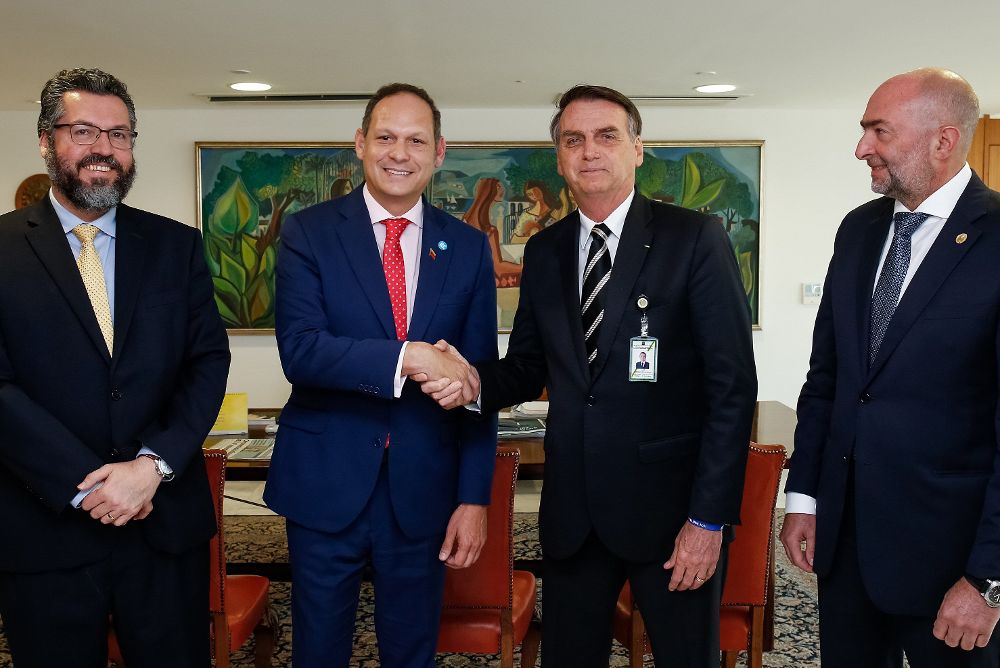 El presidente de Brasil, Jair Bolsonaro (c-d), saluda al presidente del Tribunal Supremo de Justicia de Venezuela en el exilio, Miguel Ángel Martín (c-i), el representante de la OEA Gustavo Cinosi (d) y el ministro de Relaciones Exteriores de Brasil, Ernesto Araújo (i), en Brasilia.