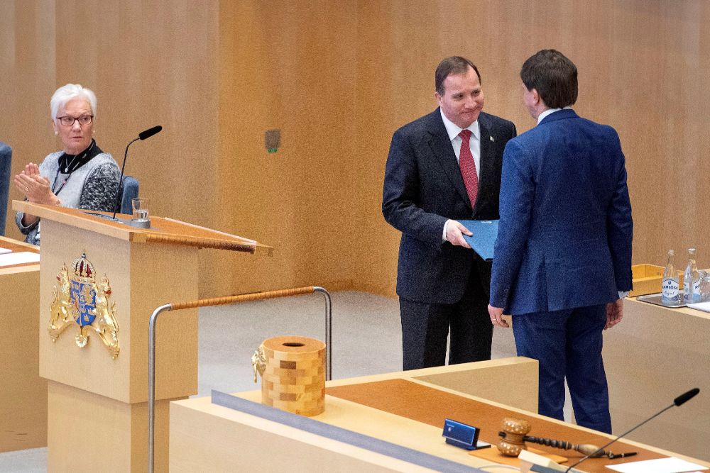 El primer ministro sueco Stefan Löfven (c) es reelegido en el Parlamento este viernes.