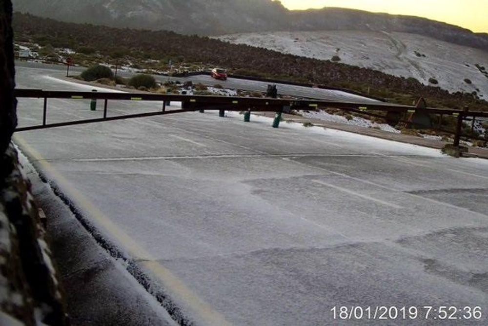 El Cabildo de Tenerife ha cerrado todos los accesos al Teide por la presencia de hielo en la calzada.