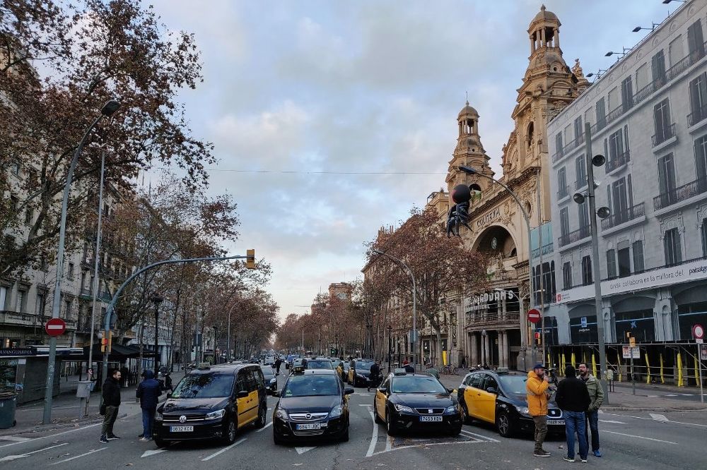Los taxistas en huelga han mantenido el paro en esta avenida durante toda la noche y a primera hora de este sábado el bloqueo se ha situado entre las calles Girona y Rocafort.