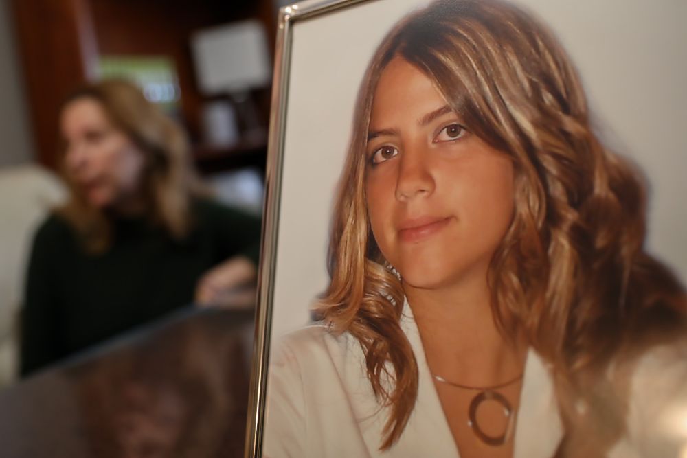 Entrevista de Europa Press a la madre de Marta del Castillo, Eva Casanueva. En primer término, una fotografía de la joven asesinada en la casa familiar.