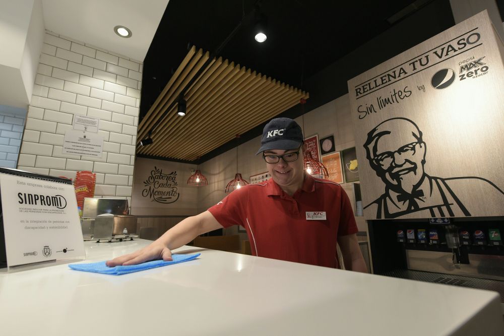 Un trabajador de un restaurante a través de Sinpromi en una imagen de 2016.