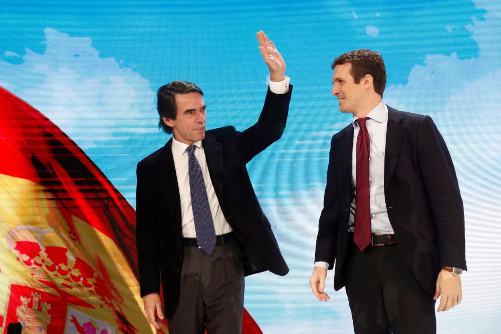 El presidente del PP, Pablo Casado, acompañado del expresidente del Gobierno y presidente de la Fundación FAES, José María Aznar.