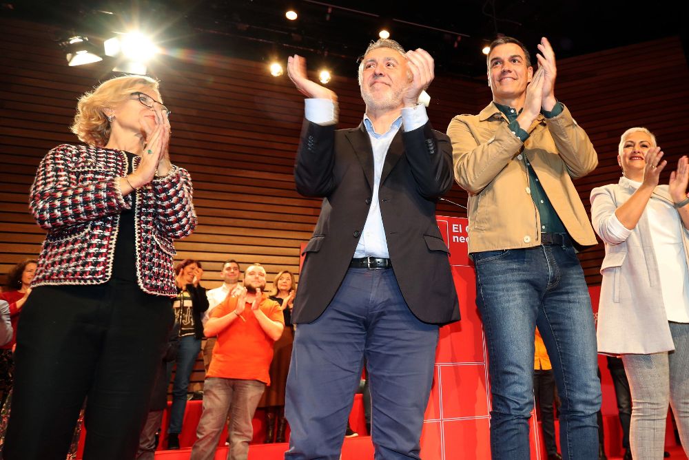 Ángel Víctor Torres (i), junto al presidente del Gobierno, Pedro Sánchez, clausuró este sábado la conferencia municipal organizada por el PSOE de Gran Canaria.