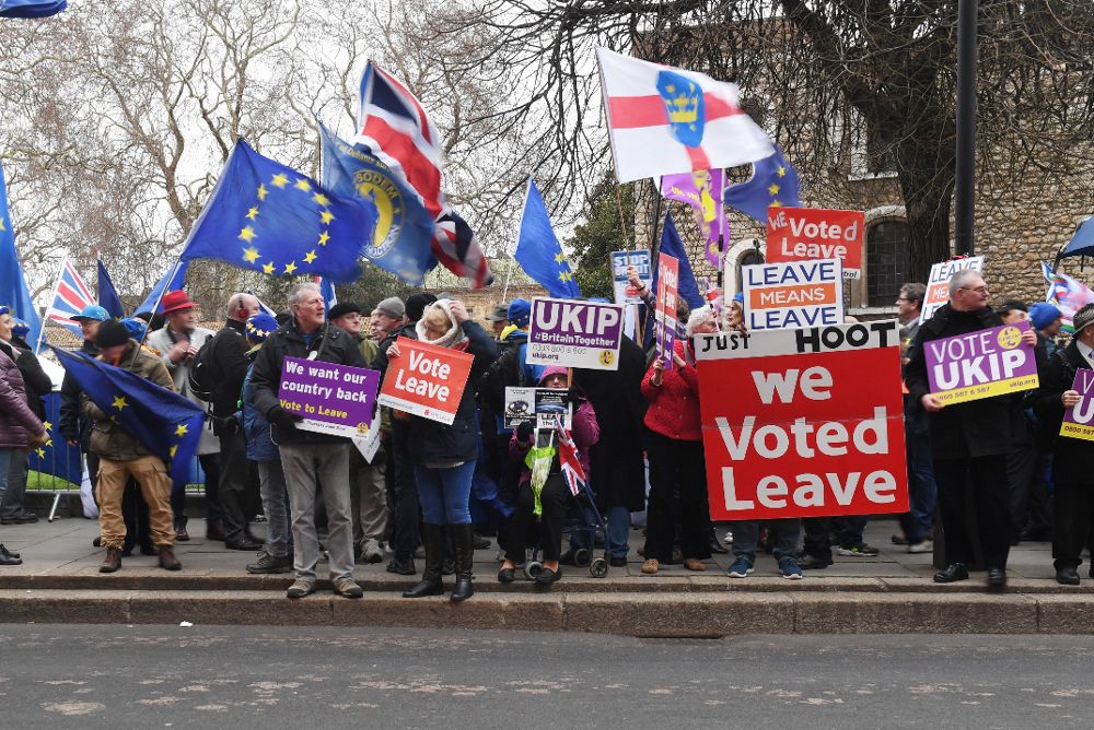 Manifestantes a favor del brexit se concentran ante el Parlamento en Londres.