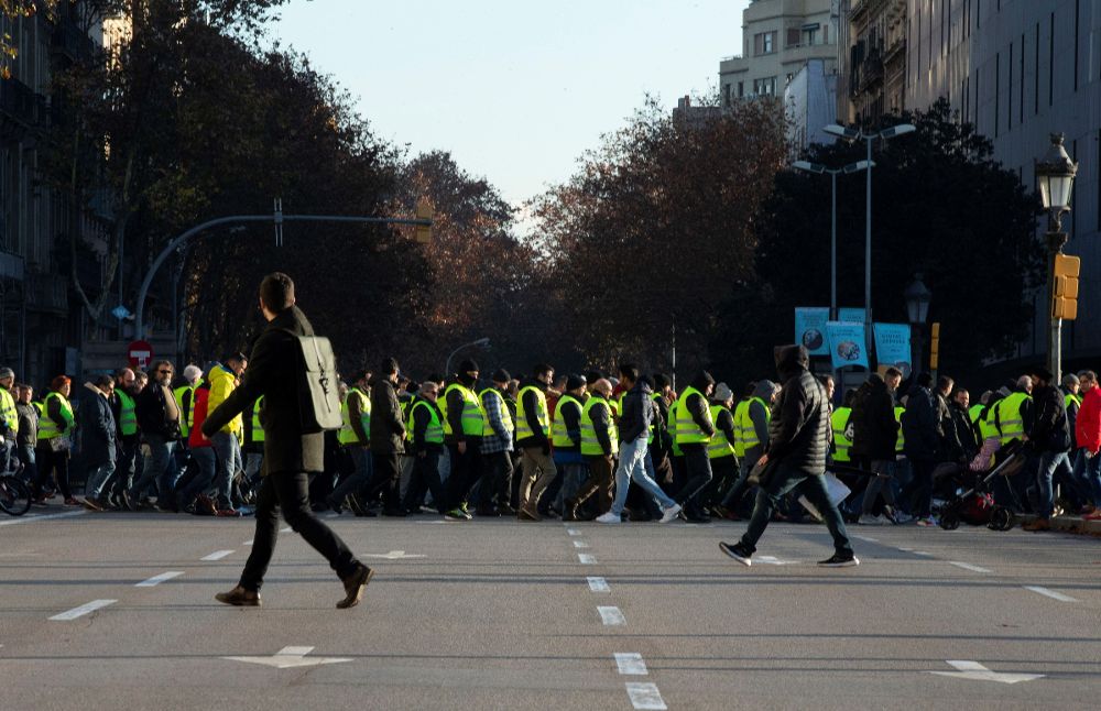 Alrededor de medio millar de taxistas de Barcelona se han concentrado esta mañana frente a la sede del departamento de Economía, en la Gran Via, y posteriormente se han dirigido al Parlament.