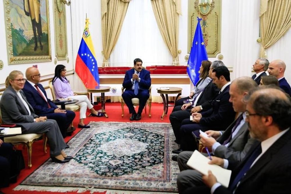 El presidente de Venezuela, Nicolás Maduro, con embajadores de la UE durante una reunión en el Palacio de Miraflores. 