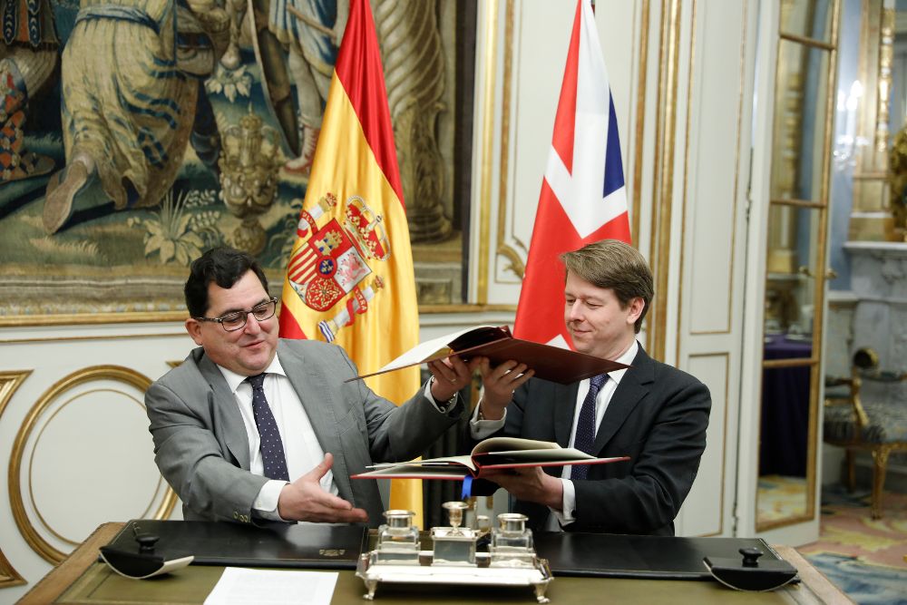 El secretario de Estado para la Unión Europea, Luis Marco Aguiriano (i), y el ministro para la Salida de Europa, Robin Walker, firman el acuerdo.