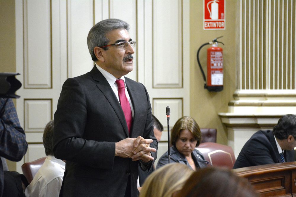El presidente de Nueva Canarias (NC) y portavoz del Grupo de NC en el Parlamento de Canarias, Román Rodríguez.