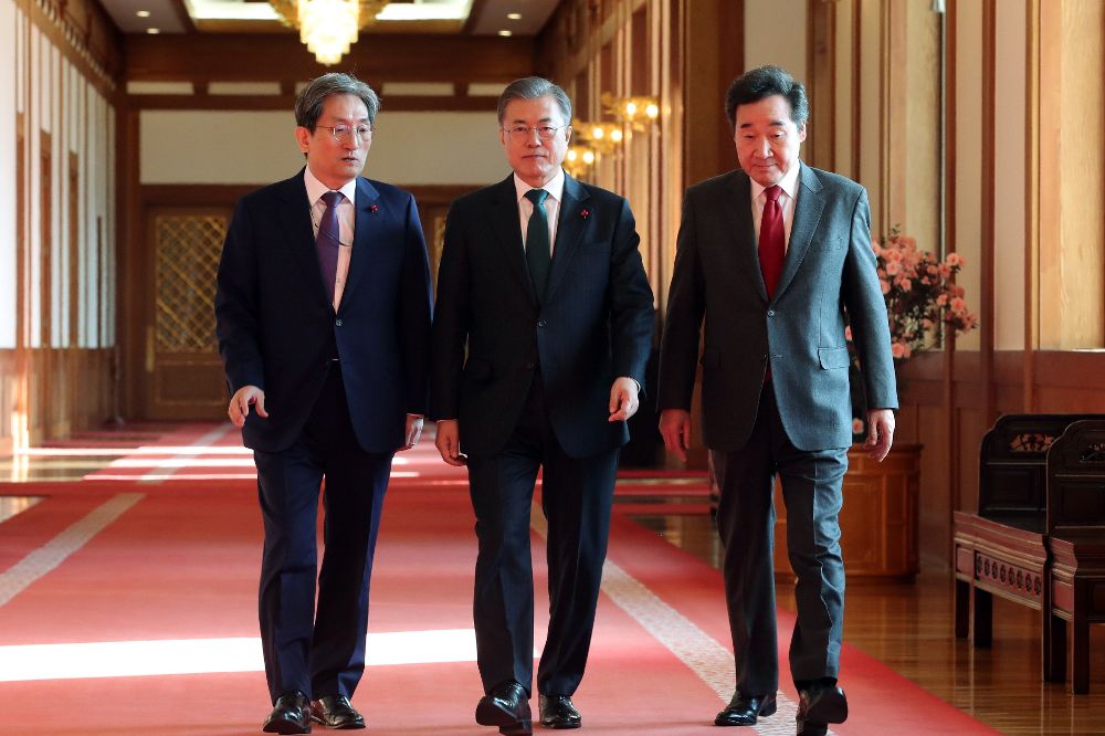 El presidente de Corea del Sur, Moon Jae-in (c), camina con el primer ministro Lee Nak-yon (d) y el jefe gobierno del presidente Noh Young-min.