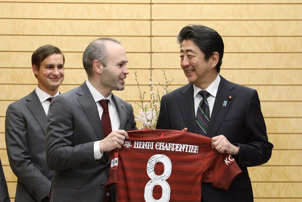 Shinzo Abe (d), recibe una camiseta de Andrés Iniesta (i).