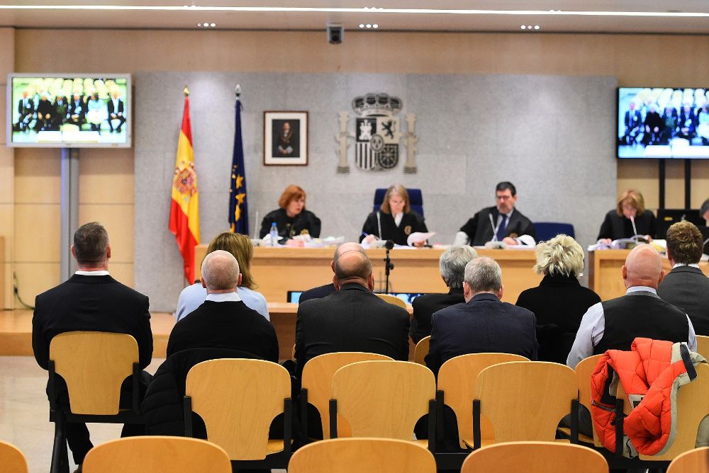 La Audiencia Nacional juzga a los 9 integrantes de una red de estafadores desarticulada en 2002 en Canarias.