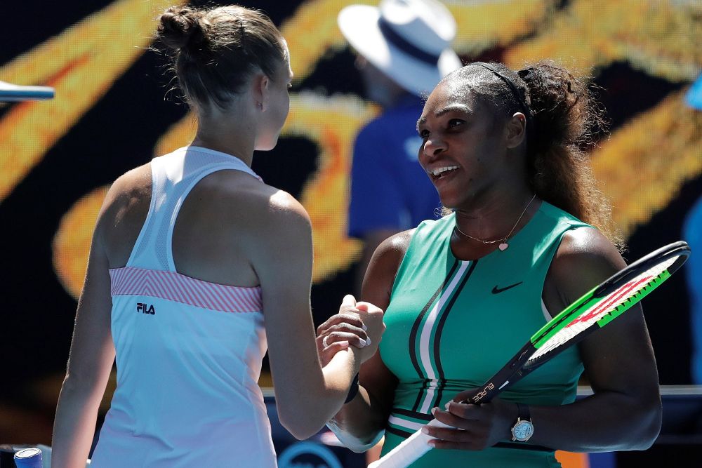 Pliskova (i) saluda a Serena Williams.