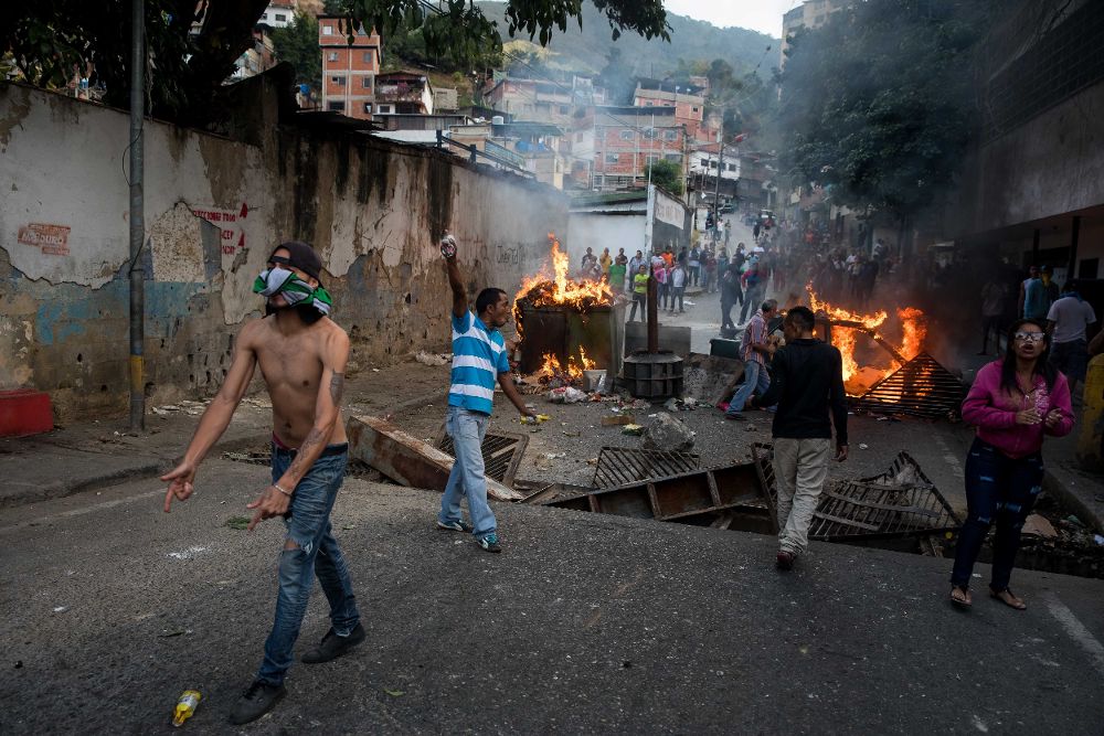 Un grupo de personas se manifiestan en una calle en las inmediaciones de un comando de la Guardia Nacional Bolivariana en Carcas.