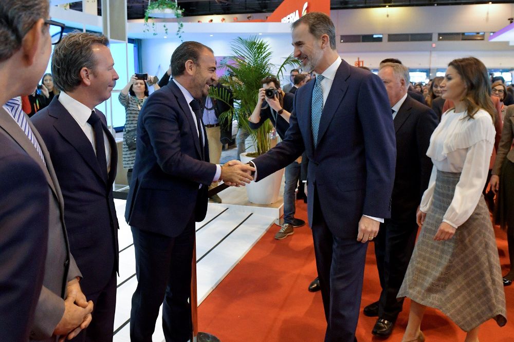 El Vicepresidente Ejecutivo y CEO de Meliá, Gabriel Escarrer (c), saluda a los reyes de España Felipe y Letizia durante la inauguración de la Feria Internacional de Turismo.
