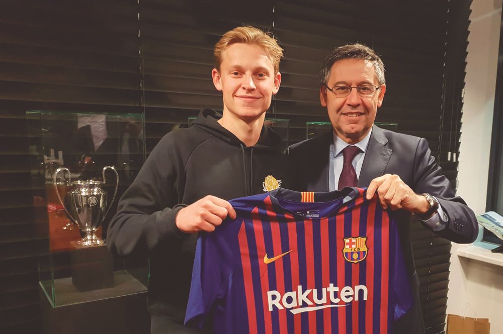 El futbolista holandés con el presidente del Barça tras la firma del acuerdo.