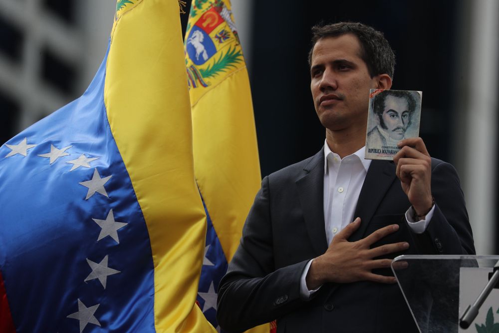 El presidente del Parlamento venezolano, Juan Guaidó, anuncia que asume las competencias del Ejecutivo.
