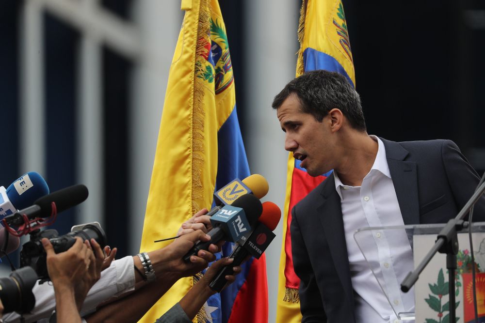 El presidente del Parlamento venezolano, Juan Guaidó, anuncia que asume las competencias del Ejecutivo.