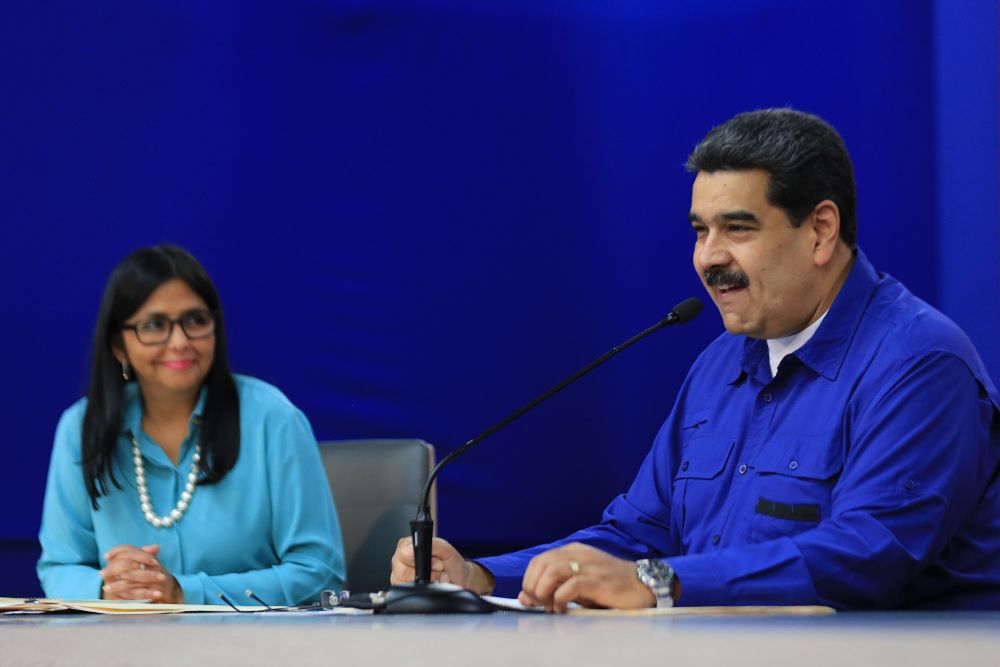 Fotografía cedida por prensa de Miraflores donde se observa al presidente venezolano, Nicolás Maduro, en una reunión con gobernadores de distintos estados del país.