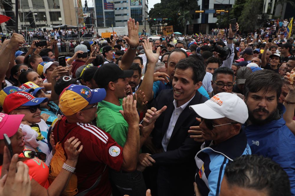 Juan Guaidó (c), saluda a simpatizantes tras autoproclamarse presidente del país.