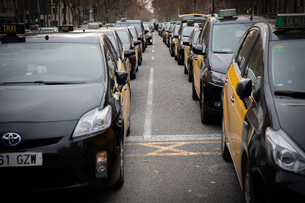 Concentración de taxis en la Gran Via de Barcelona.