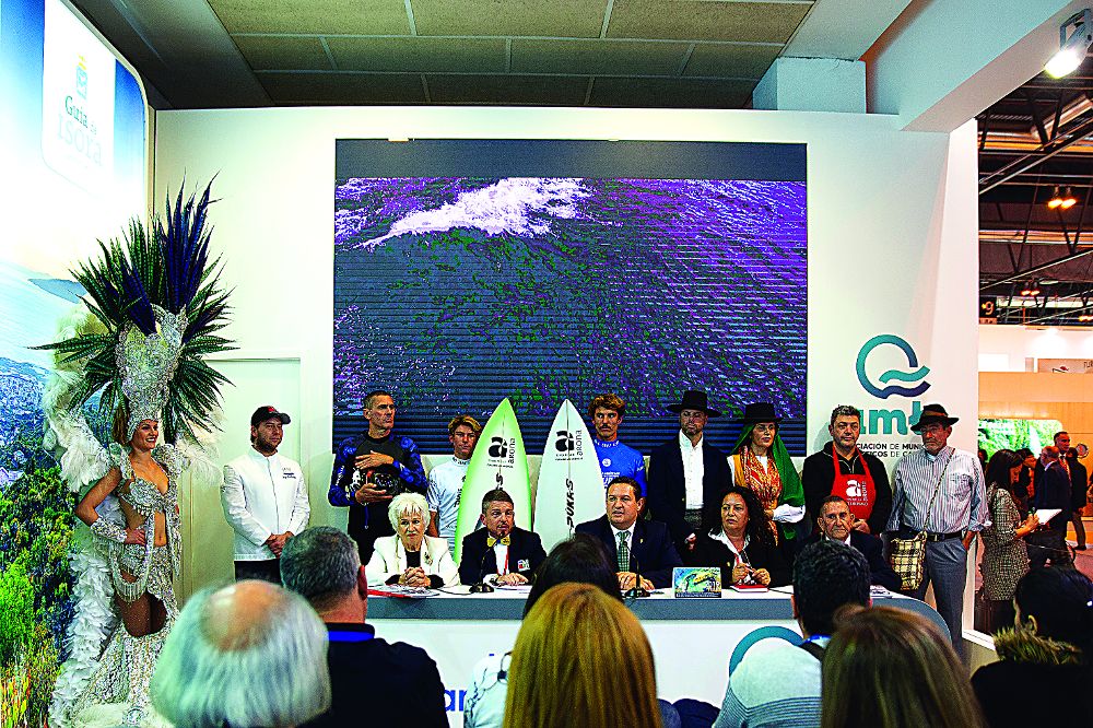José Julián Mena estuvo acompañado por el concejal de Turismo y el de Fiestas, además de reconocidos personajes del municipio. 