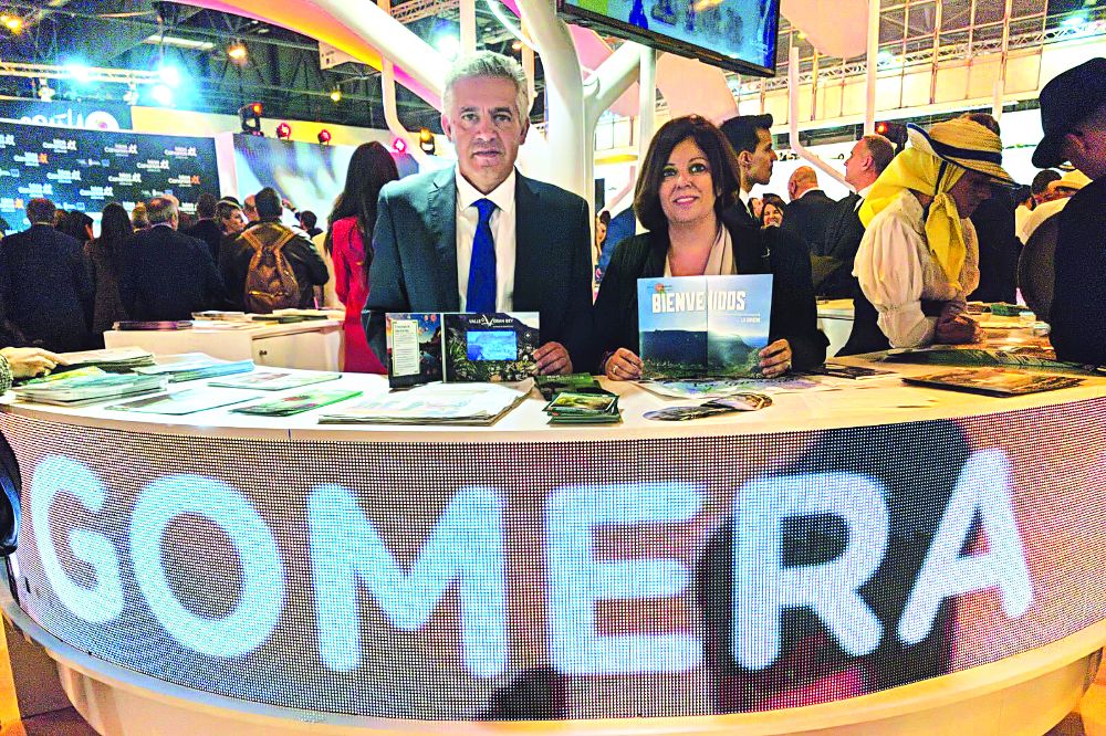 El alcalde de Valle Gran Rey, Ángel Piñero, y la concejal de Turismo, Esther Chinea, posan en el stand de La Gomera.