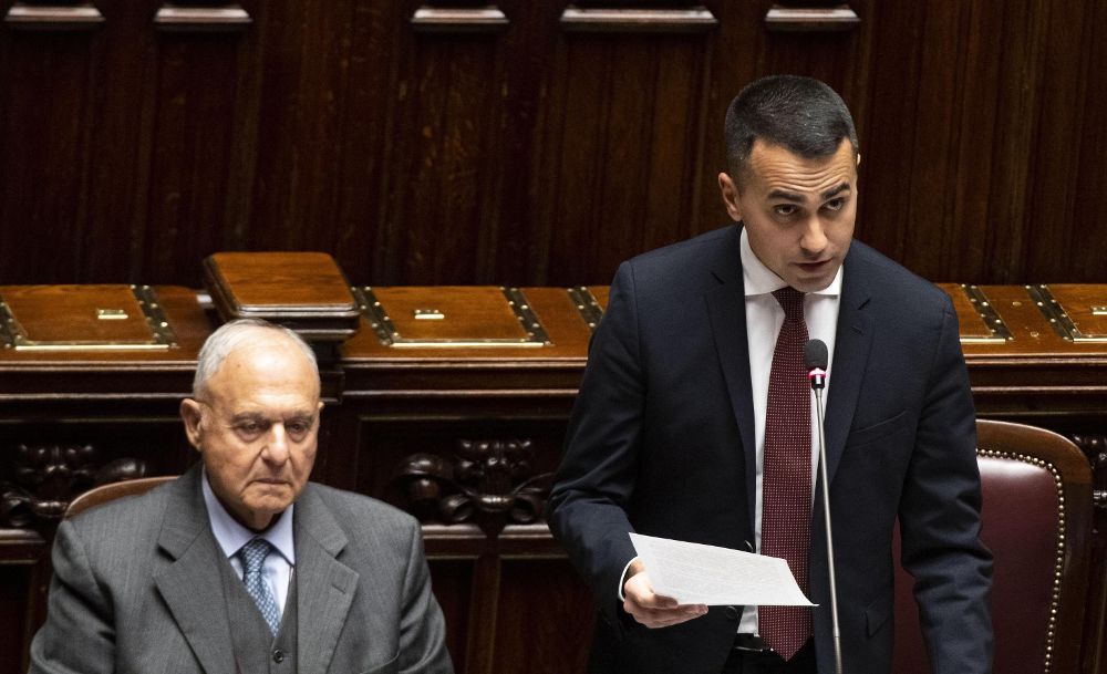El ministro italiano de Asuntos Europeos, Paolo Savona (i), y el vicepresidente de Italia, Luigi Di Maio, en la Cámara de Diputados.
