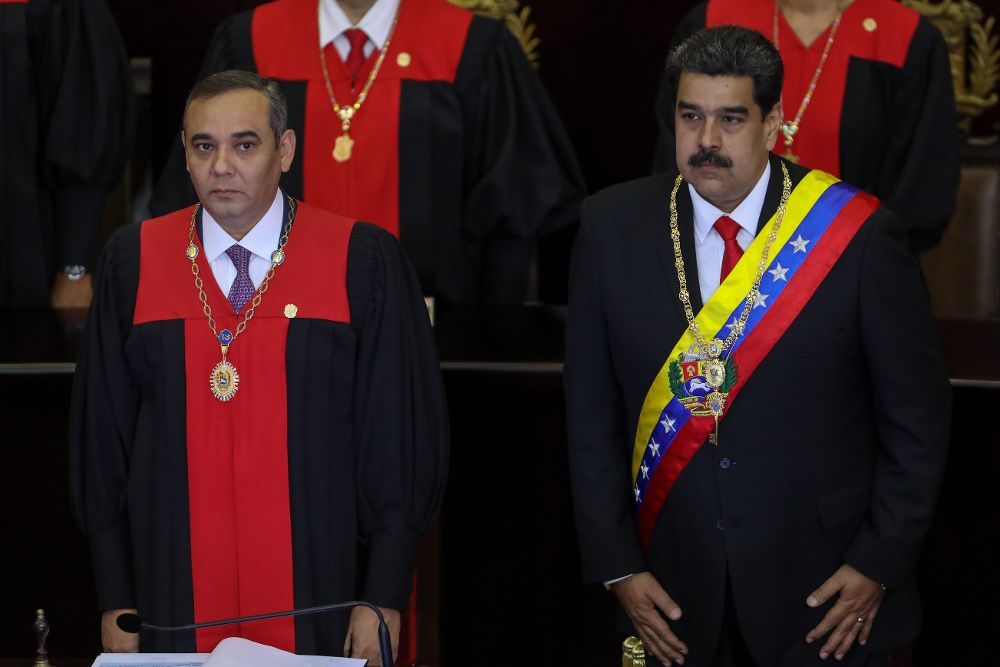 El presidente de Venezuela, Nicolás Maduro (d), junto al presidente del Tribunal Supremo de Justicia, Maickel Moreno, durante la ceremonia de apertura al año judicial, este jueves, en Caracas.