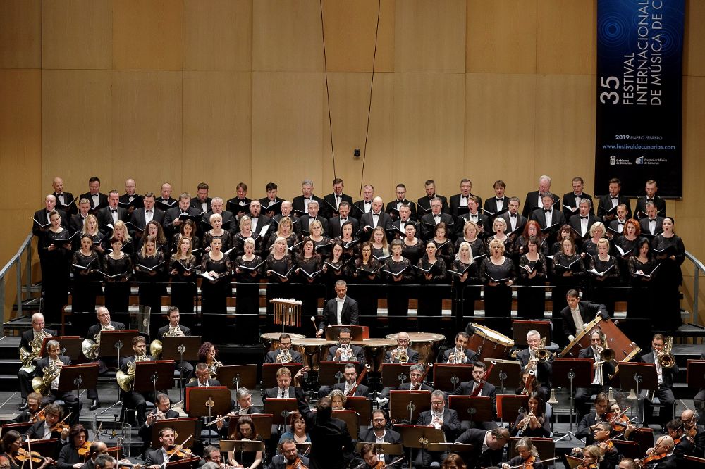 La Orquesta Filarmónica de Gran Canaria y el Coro Estatal de Kaunas (Lituania) interpretan esta noche Misa de Réquiem de G. Verdi, bajo la dirección de Karel Mark Chichon en el Auditorio de Tenerife dentro del 35 Festival Internacional de Música de Canarias