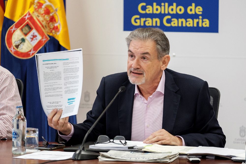 El consejero de Hacienda del Cabildo de Gran Canaria, Pedro Justo Brito, muestra uno de los informes que presentó para explicar los detalles del expediente seguido por la corporación para comprar suelo rústico en el macizo de Amurga.