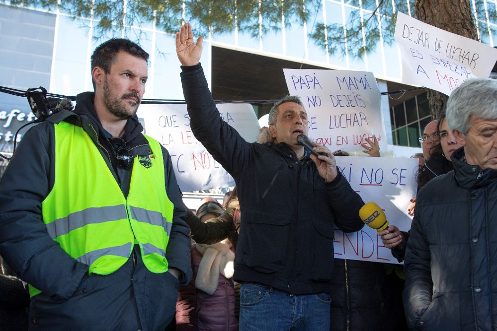 Saúl Crespo (i), representante de la Asociación de Taxis Caracol, y José Miguel Funnez (d), de la Federación Profesional del Taxi de Madrid, atienden a los medios durante la concentración de taxistas en los alrededores de Ifema.